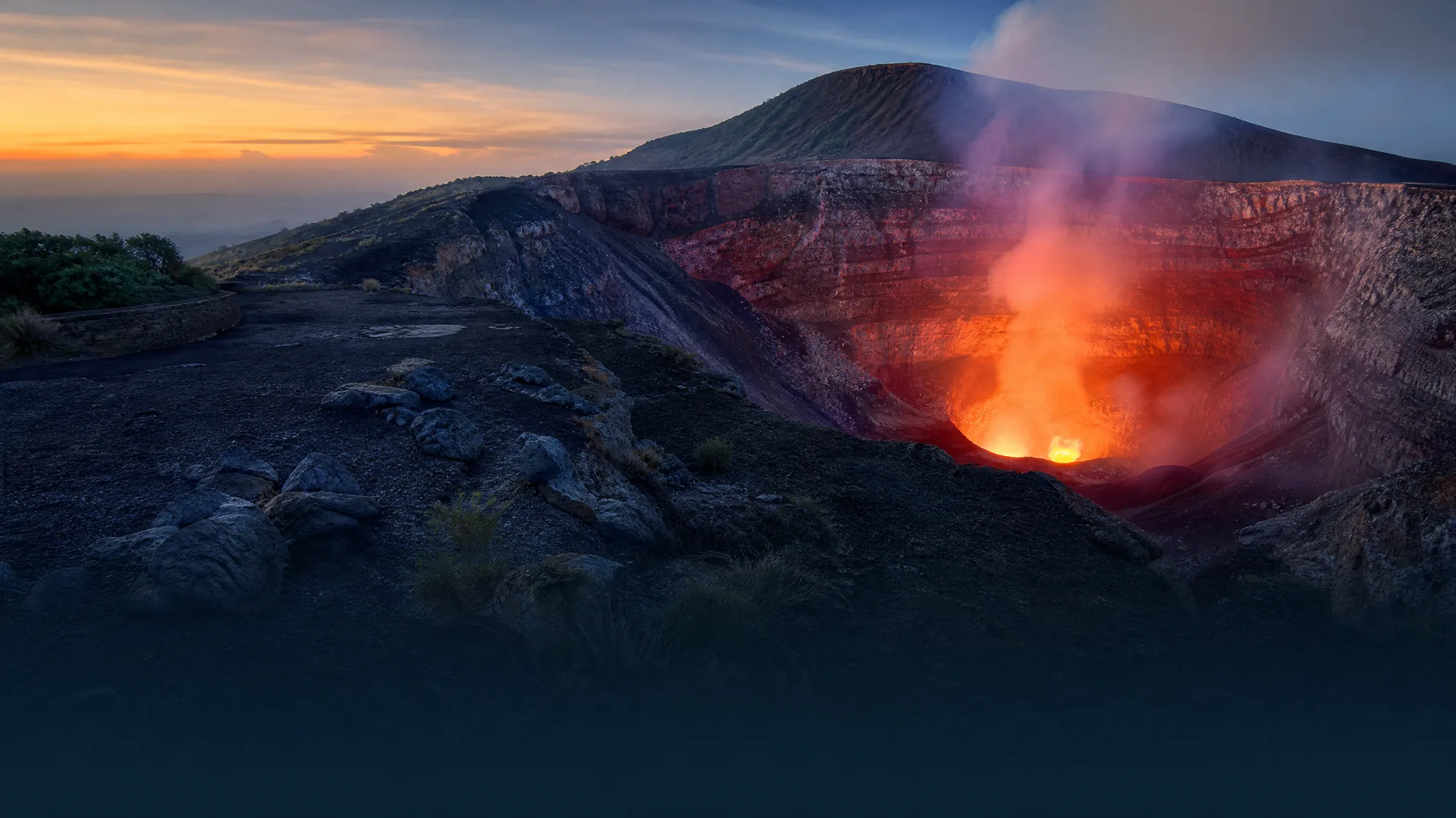 Besuchen Sie den ersten Nationalpark Nicaraguas und fahren Sie direkt bis zum Rand einer aktiven Caldera. Sehen Sie nach Einbruch der Dunkelheit den rauchenden Santiago-Krater und glühende Magmaschlote.