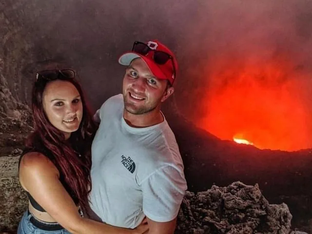 Ein Paar fotografiert die glühende rote Lava des Masaya-Vulkans.