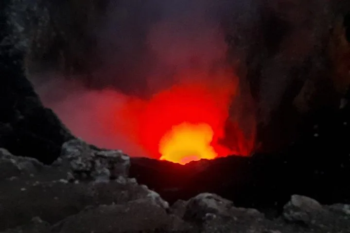 Nahaufnahme des glühenden Lavasees im Krater des Vulkans Masaya.
