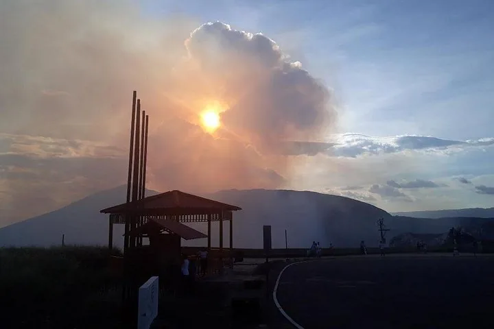 Sonnenuntergang hinter vulkanischem Rauch im Nationalpark Vulkan Masaya.